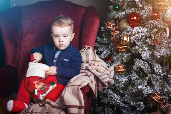 크리스마스 스타킹을 들고 있는 꼬마가 궁금 해 하네 — 스톡 사진