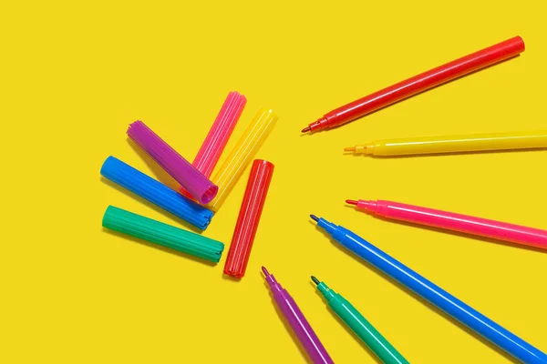Serie di pennarelli colorati su sfondo giallo — Foto Stock