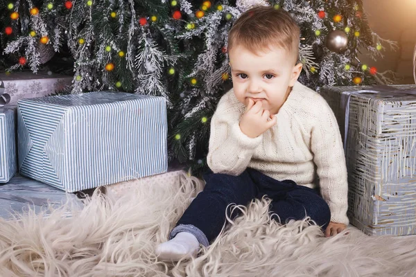 크리스마스 트리 안에 앉아 있는 소년 — 스톡 사진