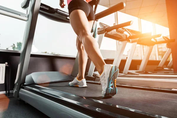 Spor salonundaki koşu bandında yürüyen kızlar