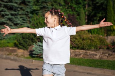Neşeli koşan kız çocuğu