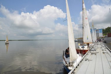 Yelkenli Yatlar Nehri üzerinde