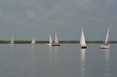 Yelkenli Yatlar Nehri üzerinde