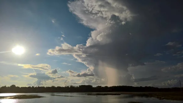 Ongewone Wolken Zomer Regen Rechtenvrije Stockafbeeldingen