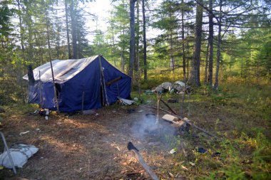 Tayga park yerinde ocakla ile çadır