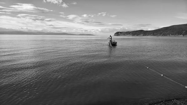 Pescarii Scot Plasa Din Barcă — Fotografie, imagine de stoc