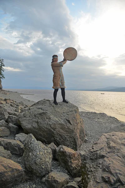 Evenki Kvinna Vid Solnedgången Med Tamburin Uppmuntrar Sprit — Stockfoto