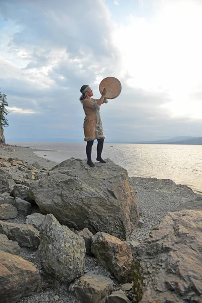 Evenki Kvinna Vid Solnedgången Med Tamburin Uppmuntrar Sprit — Stockfoto