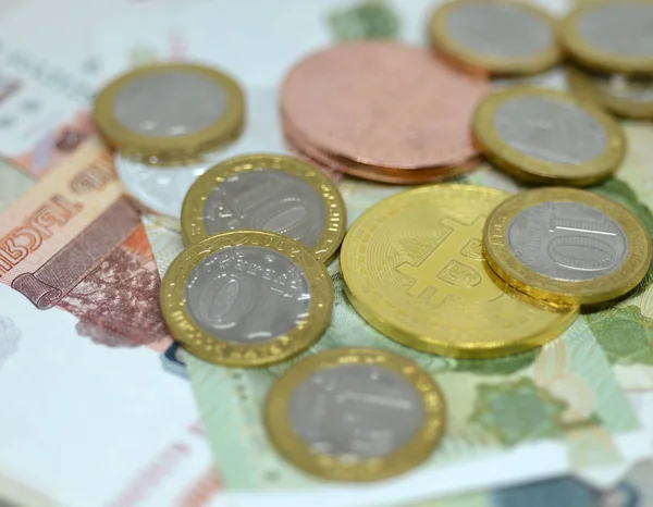 Pièces Bitcoin Les Roubles Russes Sur Papier Fond Roubles — Photo