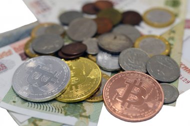 Kağıt para ve eski madeni paralar arka plan üzerinde farklı renklerde üç sikke bitcoin