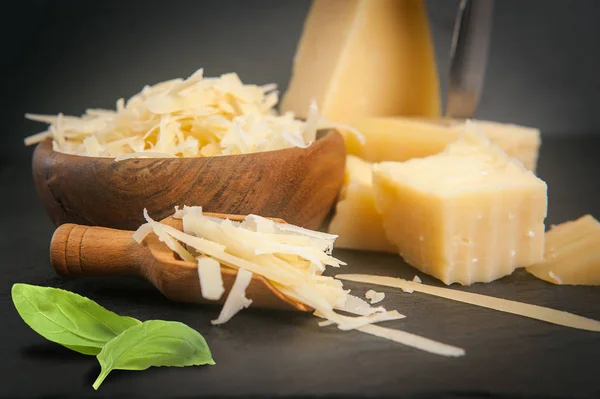 Queso parmesano rallado en cuchara de madera — Foto de Stock
