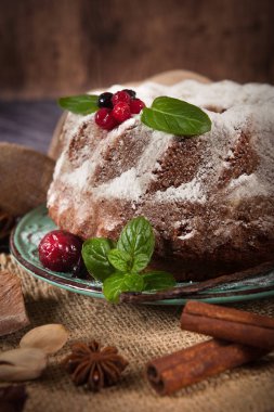 Taze ev yapımı kuru meyveli kek ile krema şeker serpilir