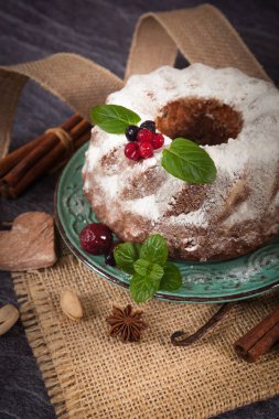 Taze ev yapımı kuru meyveli kek ile krema şeker serpilir