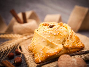 Geleneksel Kıbrıs Paskalya peynirli börek - Flaounes