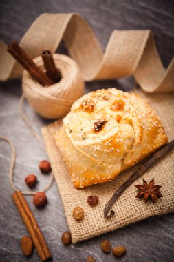 Geleneksel Kıbrıs Paskalya peynirli börek - Flaounes