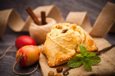 Geleneksel Kıbrıs Paskalya peynirli börek - Flaounes
