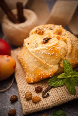 Geleneksel Kıbrıs Paskalya peynirli börek - Flaounes