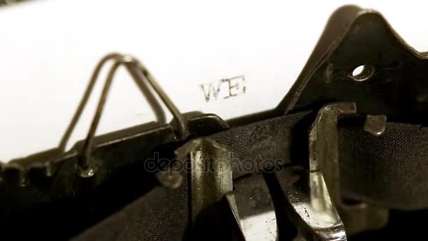 Eski typewriting makine ile yazarak — Stok video