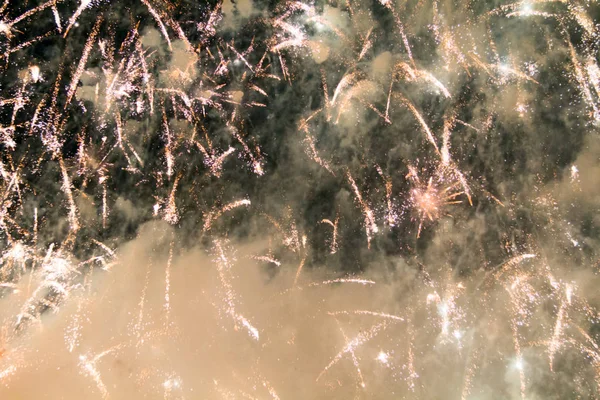 Feux d'artifice colorés sur le fond du ciel — Photo