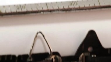 Eski typewriting makine ile yazarak