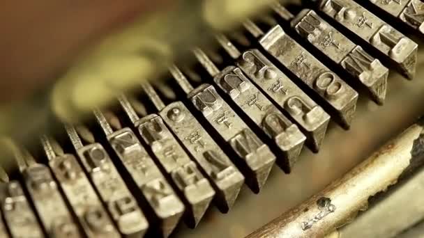 Psaní s starý písařské stroj — Stock video