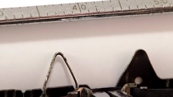 Digitação com máquina de escrever antiga — Vídeo de Stock