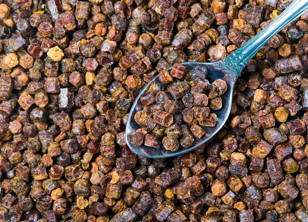 Propolis granule s lžící, včelí produkt — Stock fotografie