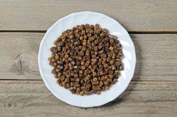 Kacang propolis di dalam piring, produk lebah — Stok Foto