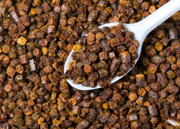Granulés de propolis avec cuillère, produit apicole — Photo