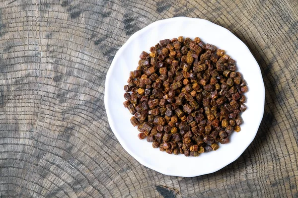 Kacang propolis di dalam piring, produk lebah — Stok Foto