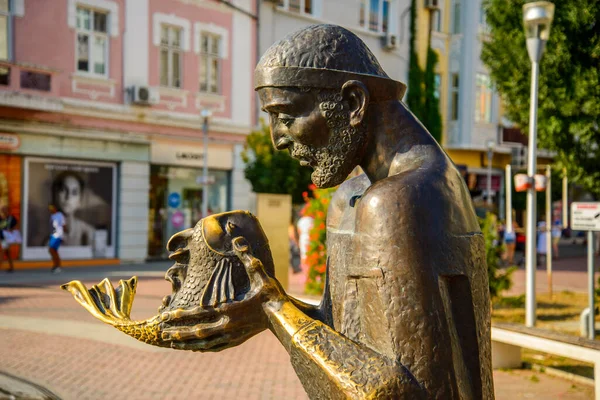 Rzeźba Rybaka Rybą Rękach Deptaku Warnie Bułgaria — Zdjęcie stockowe