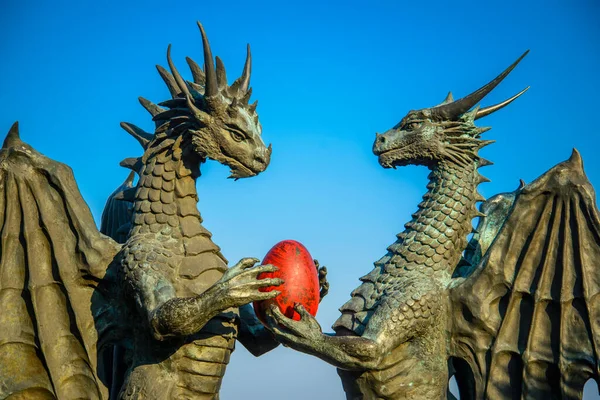 조각상 Dragons Love 불가리아의 바르나 스톡 사진