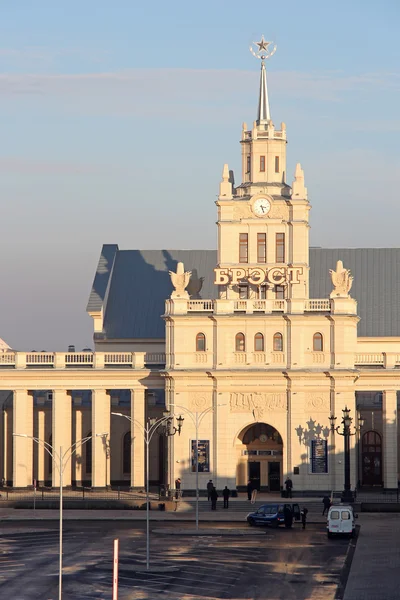 太陽に照らされた鉄道駅。ブレスト(ベラルーシ). — ストック写真