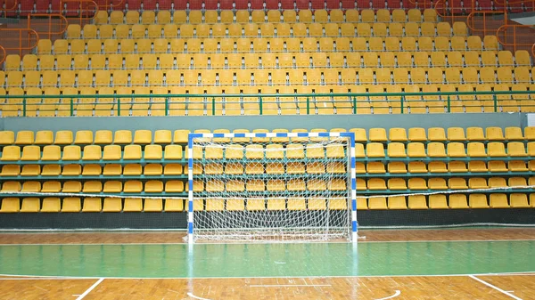 Campo de esportes com portões para handebol ou futsal . — Fotografia de Stock
