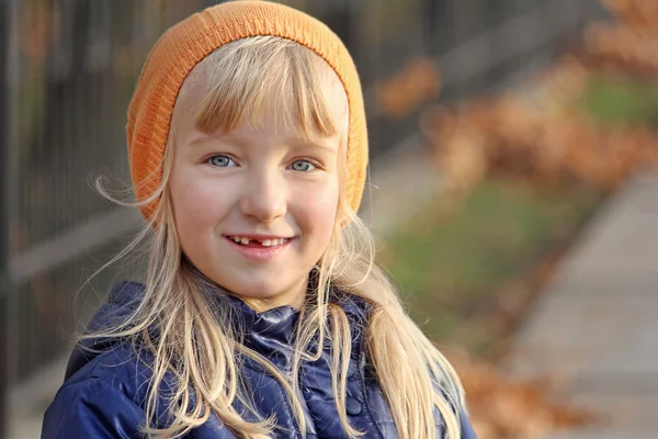 Menina loira bonita sorrindo. Dentes decíduos caíram . — Fotografia de Stock