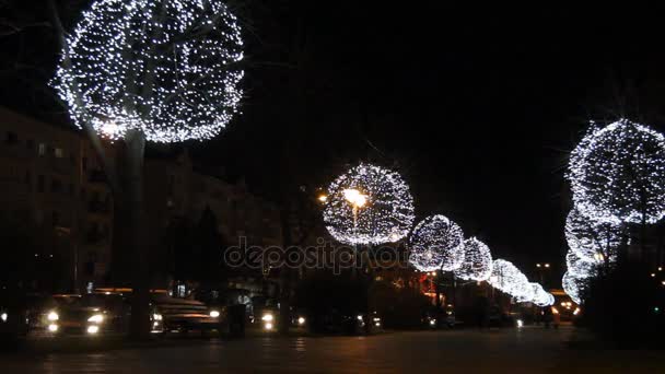 Ağaçlar akşam parlayan topları ile dekore edilmiştir. Neşeli Noel aydınlatma. — Stok video