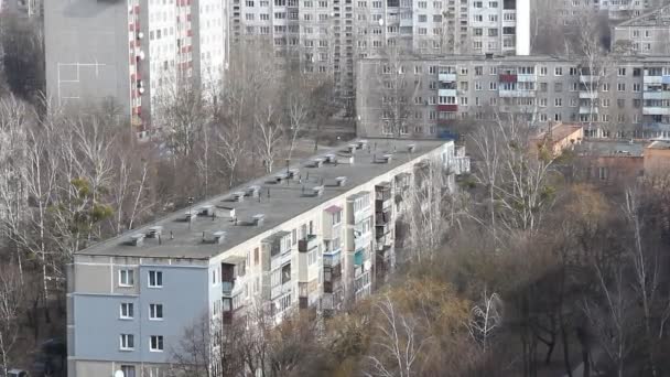Ein Vielfaches von Hochhäusern in einem städtischen Gebiet. Blick aus der Höhe. — Stockvideo