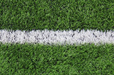 Suni çim futbol sahası üzerindeki işaretleri ile.