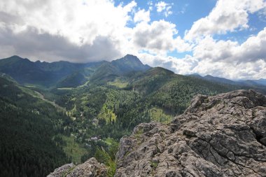 Dağ manzarası ile taş uçurumlar, güneşli yaz günü. Nosal Mountain, Tatry, Polonya görünümünden. 