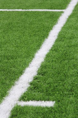 Suni çim futbol sahası üzerindeki işaretleri ile. Spor arka plan. 