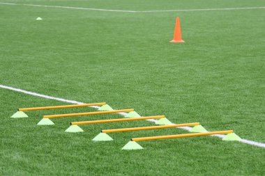 Cips ve koni futbol eğitimi için. Spor arka plan ile bir yapay çim üzerindeki işaretleri.