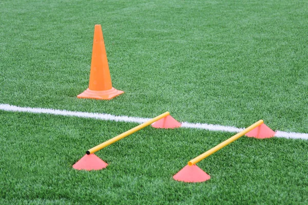 Żetony i stożek szkolenia piłka nożna. Zaplecze sportowe z oznaczeniami na sztuczną trawą. — Zdjęcie stockowe