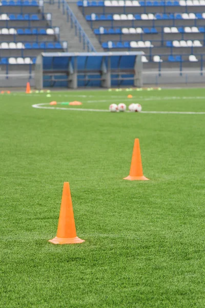 视锥细胞和球在球场的足球训练。体育背景. — 图库照片