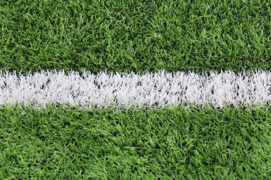 Suni çim futbol sahası üzerindeki işaretleri ile. Spor arka plan.
