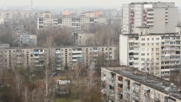 Ein Vielfaches von Hochhäusern in einem städtischen Gebiet. Blick aus der Höhe. — Stockvideo