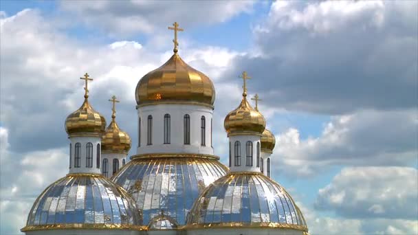 Gouden koepels van de orthodoxe Kerk tegen de lucht en de wolken. Time-lapse. — Stockvideo