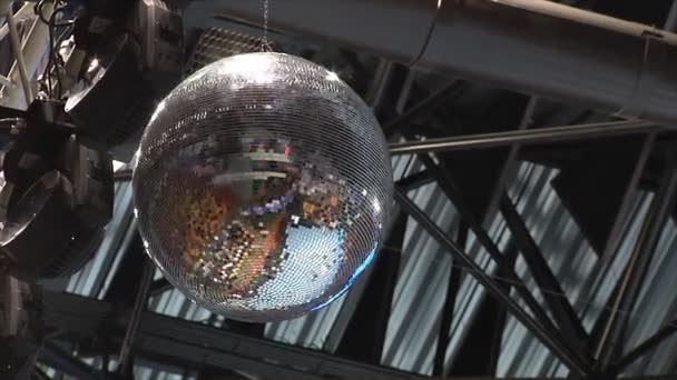 Spegel bollen är spinning och glänsande. Disco bollen reflekteras lekplats och står. — Stockvideo