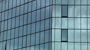 Kasvetli bulutlar ofis binası Windows'da yansıtılır. Zaman atlamalı. 