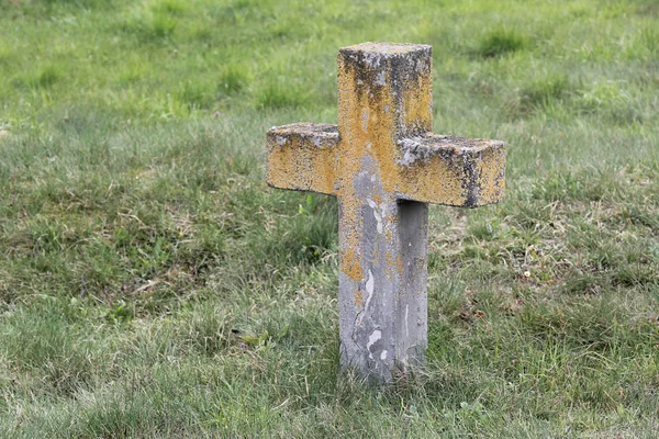Vieja cruz en el cementerio — Foto de Stock