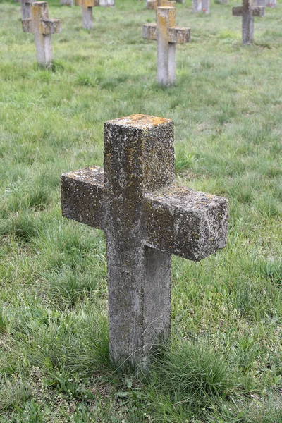 Antigua cruz en el cementerio militar — Foto de Stock